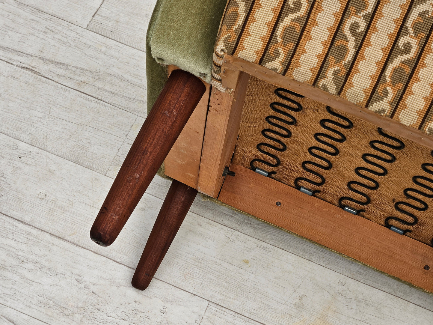 Fauteuil danois des années 1970, état d'origine, velours d'ameublement, tissu en laine tissée, bois de teck.