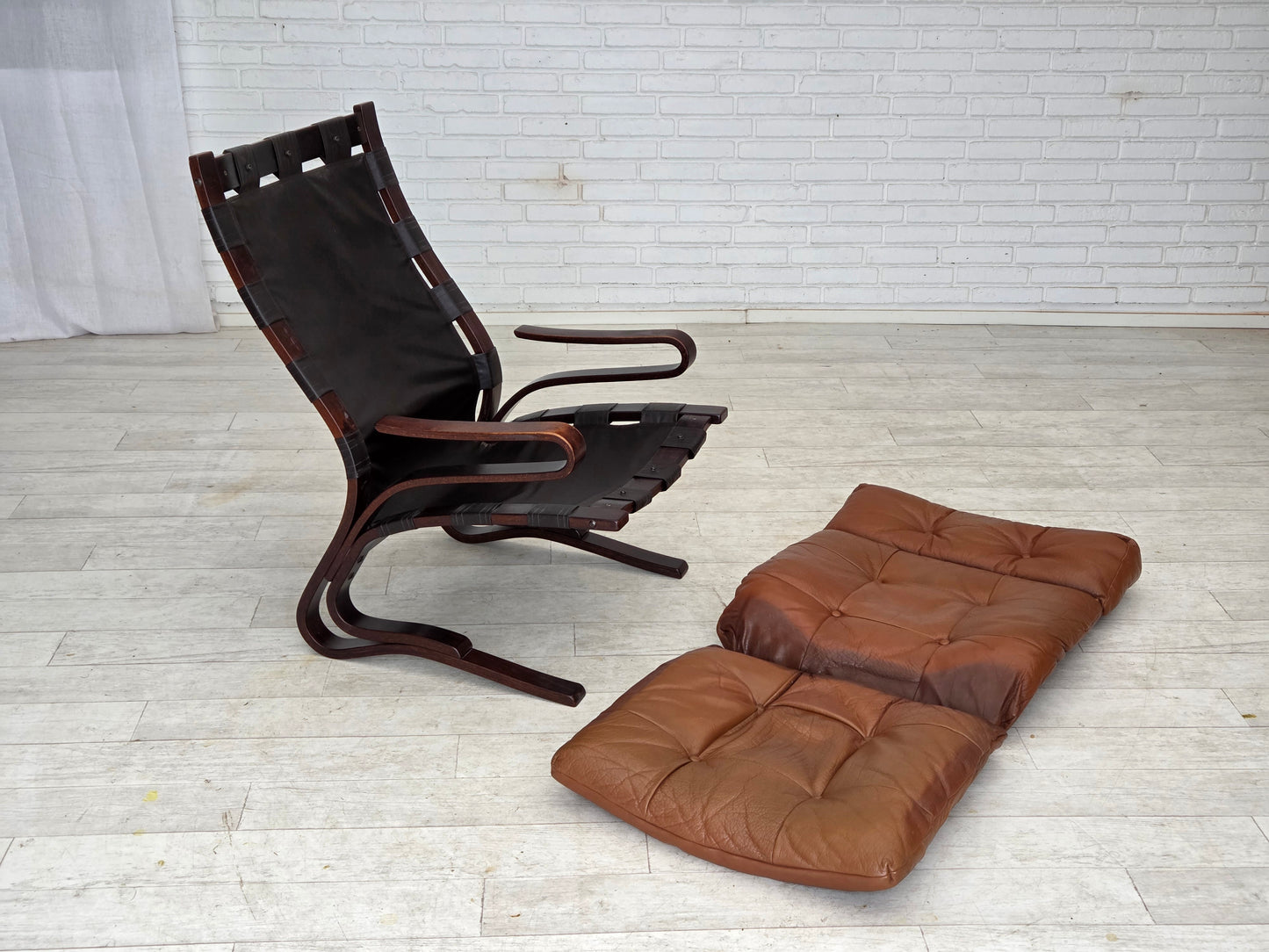 1970s, Norwegian design by Else & Nordahl Solheim, set of 2 chairs with footstool, model "Kengu".