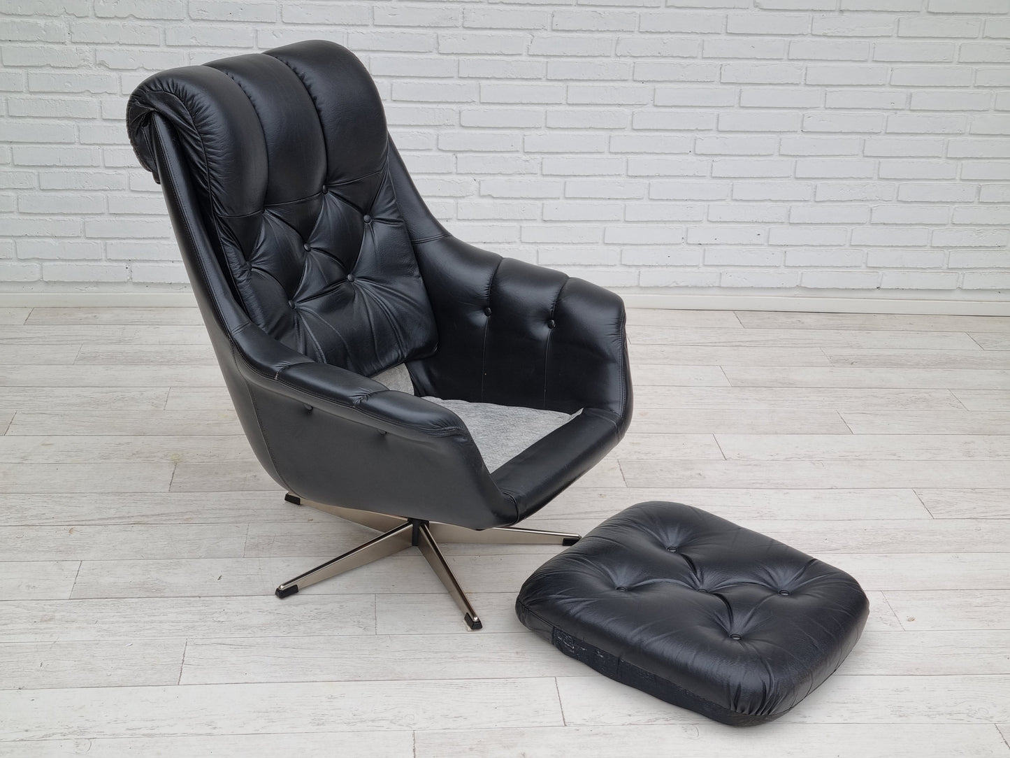 1970s, Vintage Danish swivel leather armchair, original condition.