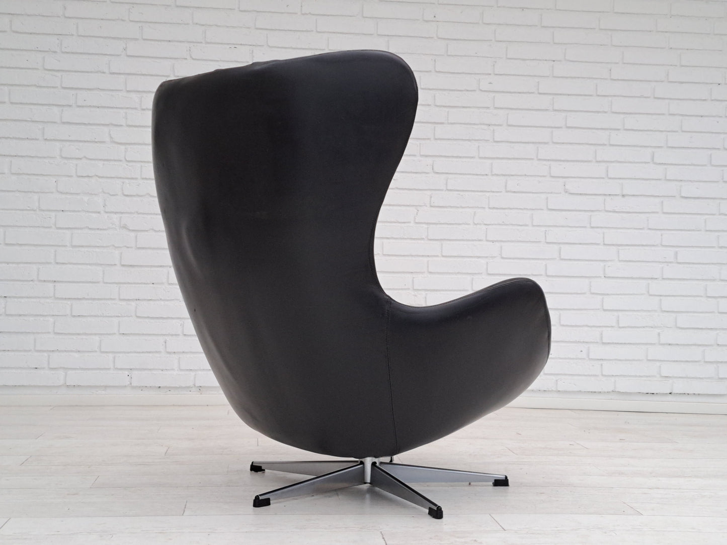 1970s, Vintage Danish swivel leather armchair, egg form, original condition.