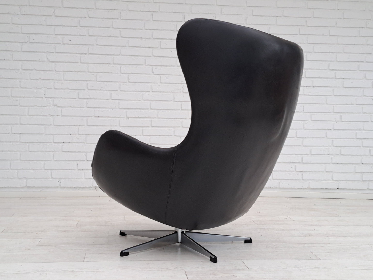 1970s, Vintage Danish swivel leather armchair, egg form, original condition.