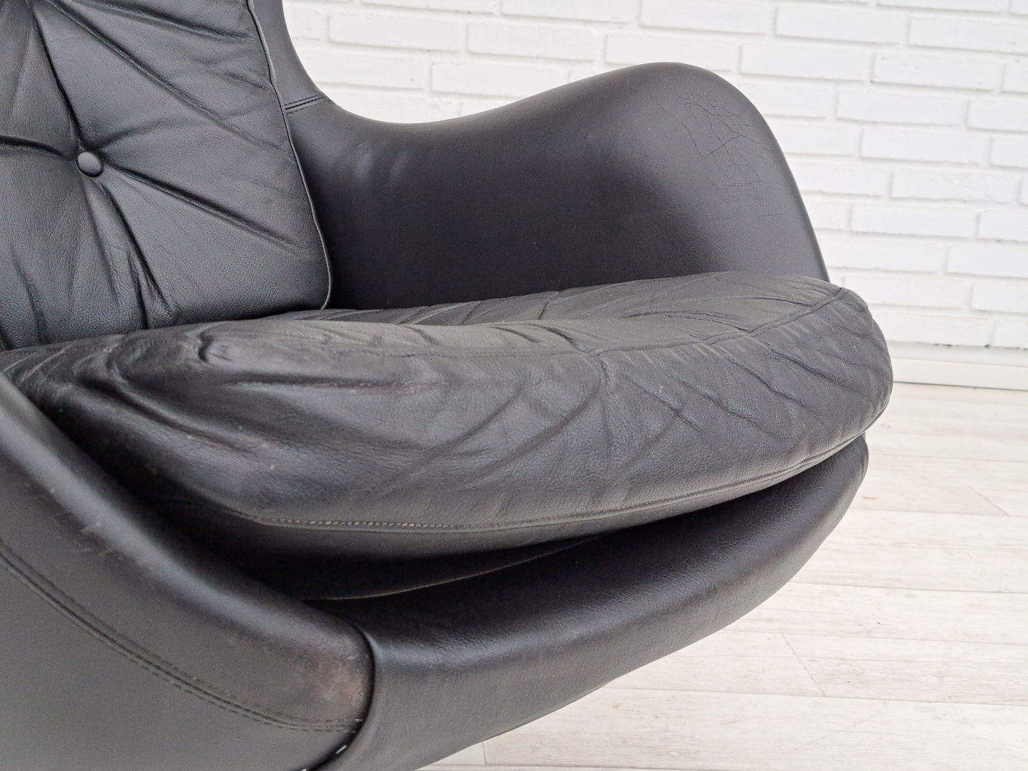 1970s, Vintage Danish swivel leather armchair, egg form, original condition.