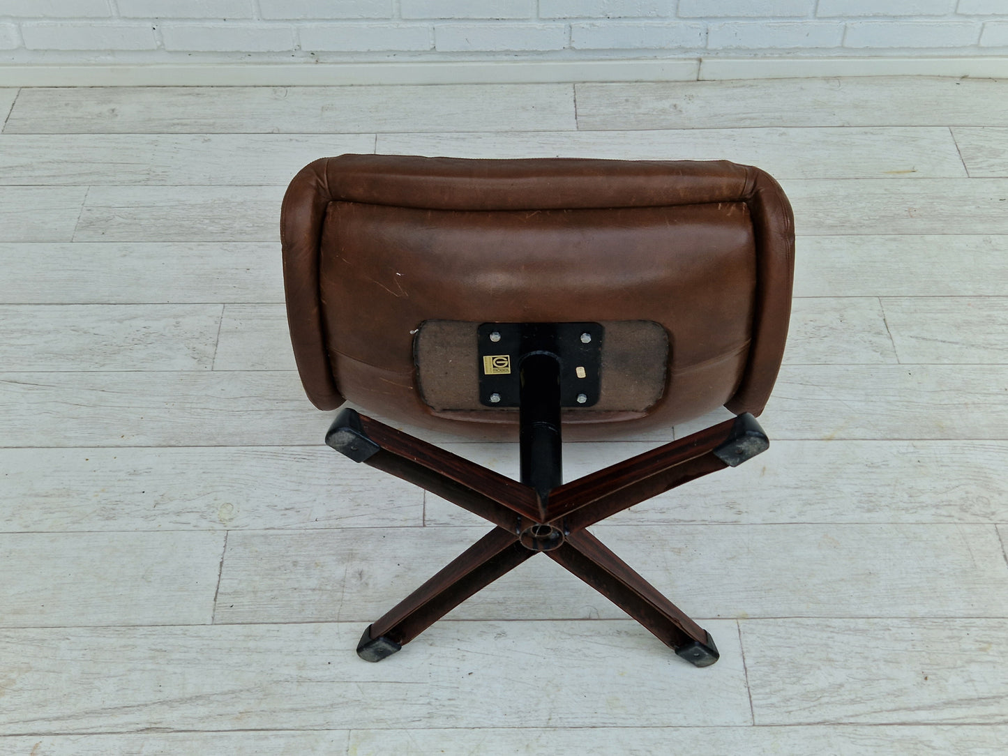 1970s, Swedish design by Göte Möbler Nässjö, swivel footstool in brown leather.