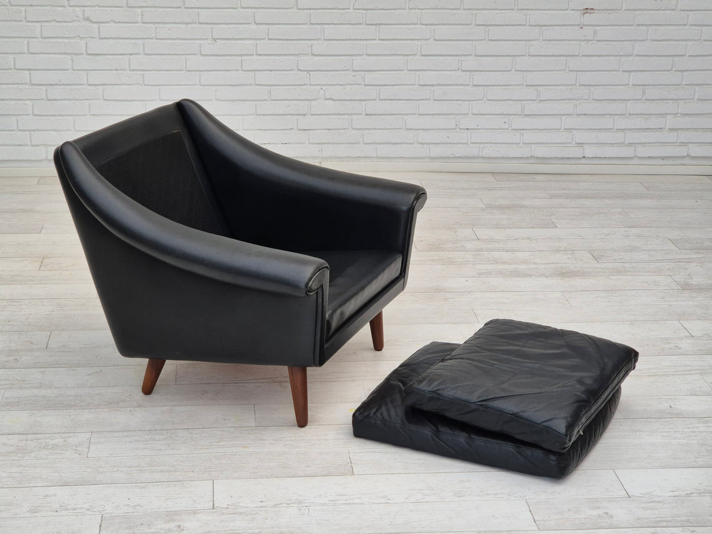 1960s, Danish design by Aage Christiansen for Erhardsen & Andersen, lounge chair model "Matador", original condition.