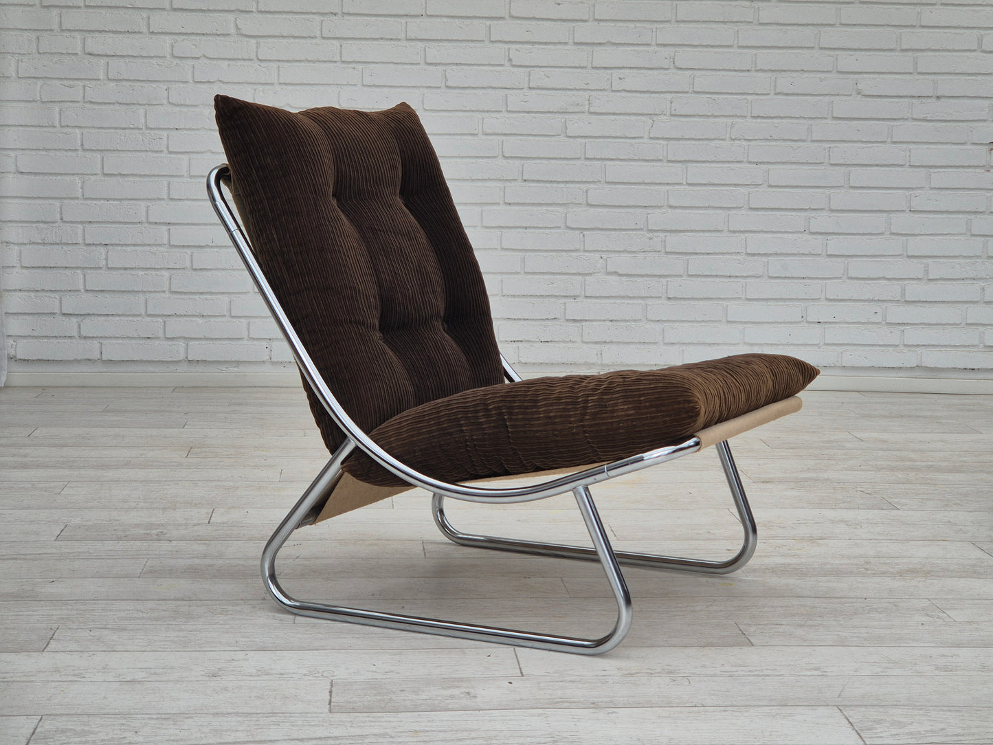 1970s, British design by Peter Hoyte, "Sling" lounge chair, corduroy, original condition.