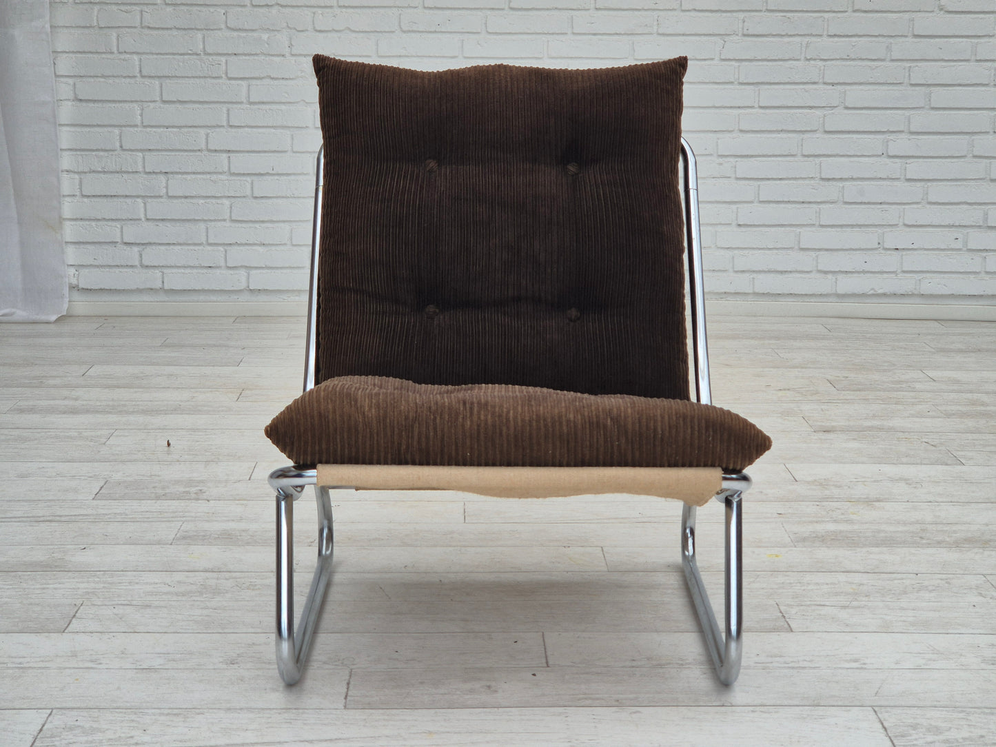 1970s, British design by Peter Hoyte, "Sling" lounge chair, corduroy, original condition.