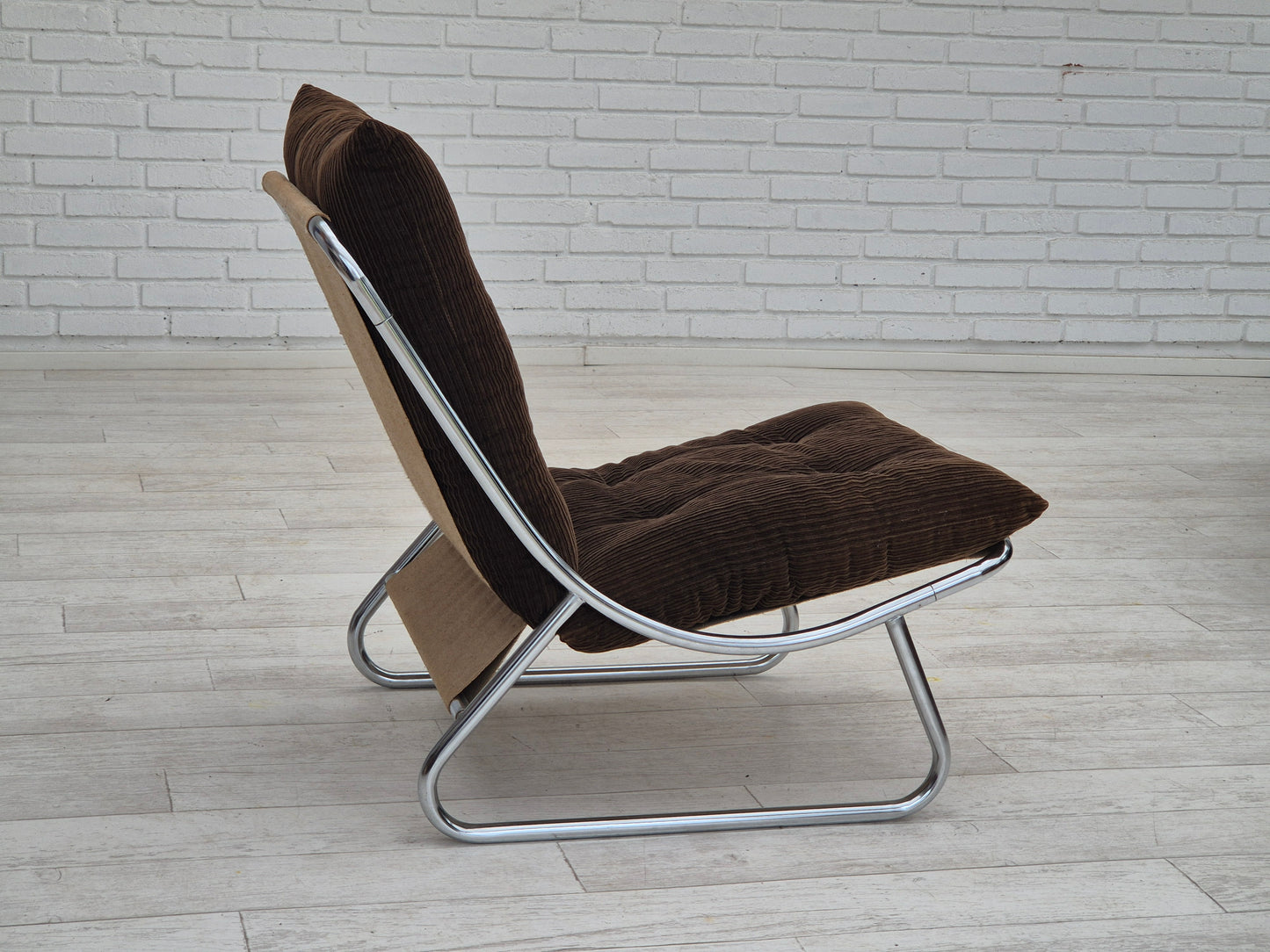 1970s, British design by Peter Hoyte, "Sling" lounge chair, corduroy, original condition.