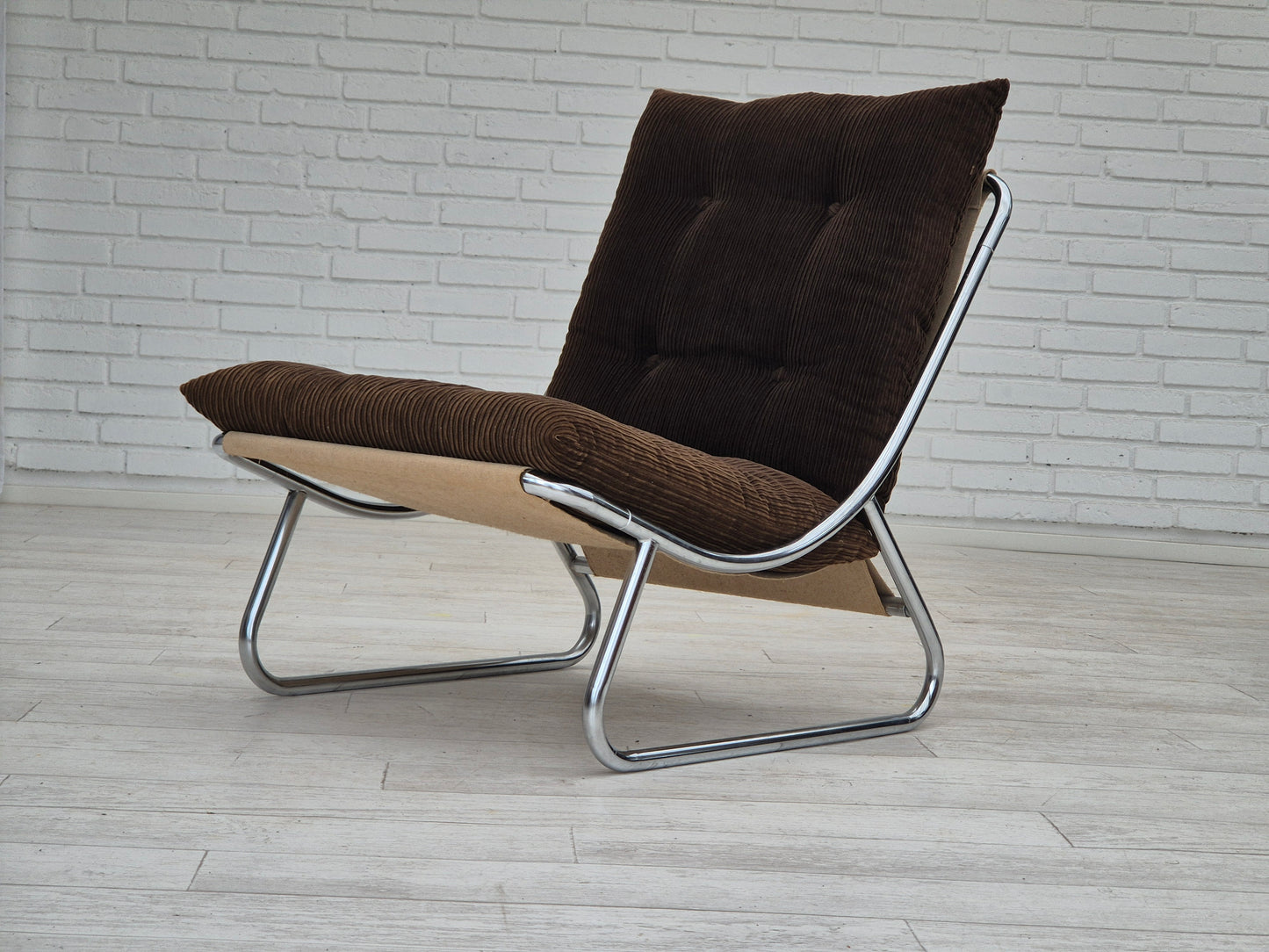 1970s, British design by Peter Hoyte, "Sling" lounge chair, corduroy, original condition.