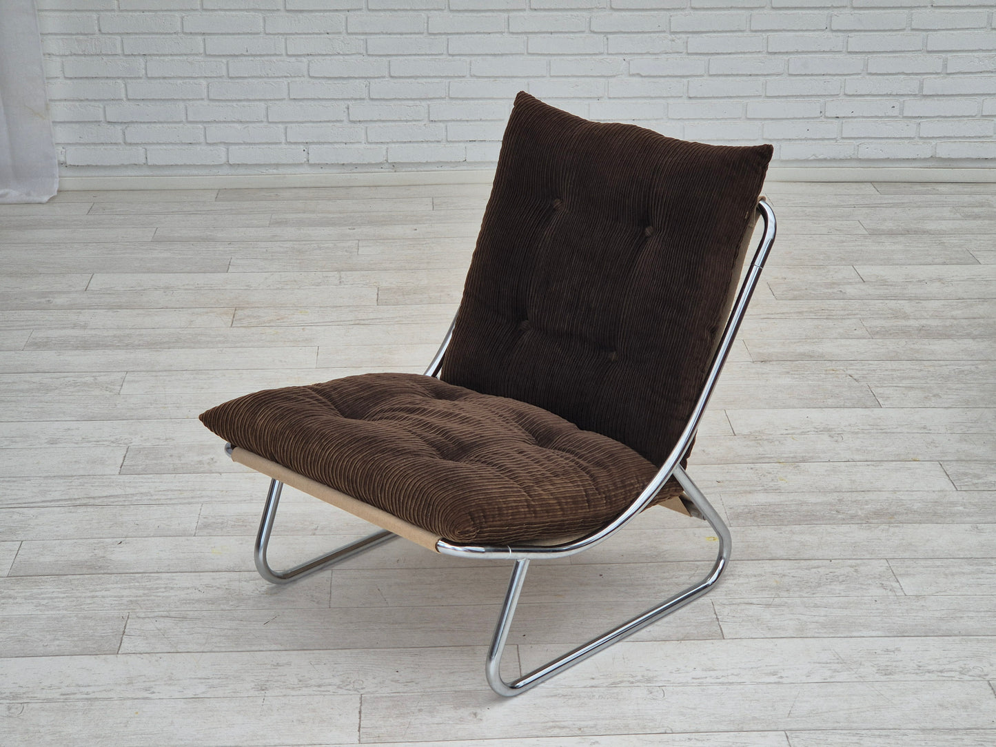 1970s, British design by Peter Hoyte, "Sling" lounge chair, corduroy, original condition.