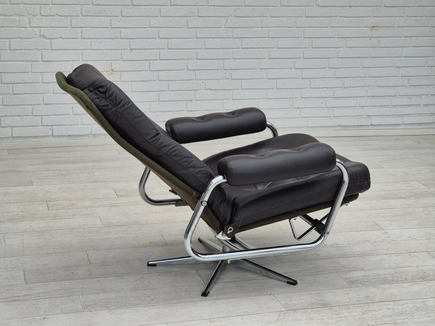 1970s, Danish swivel chair, original condition, leather, chrome steel.