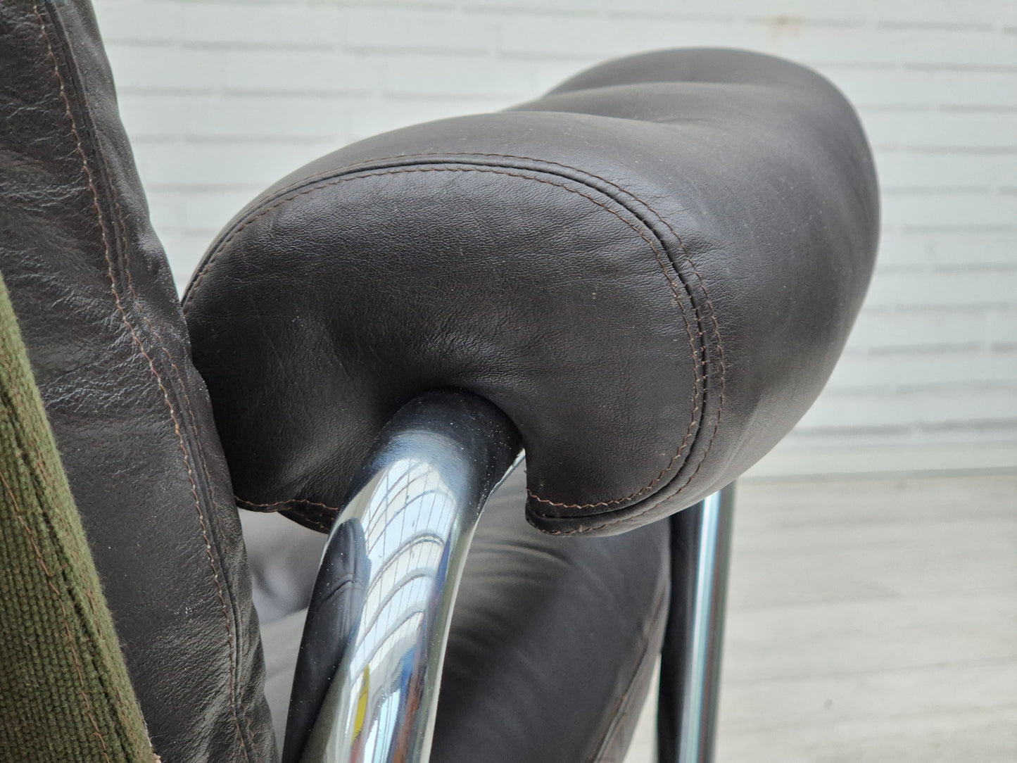 1970s, Danish swivel chair, original condition, leather, chrome steel.