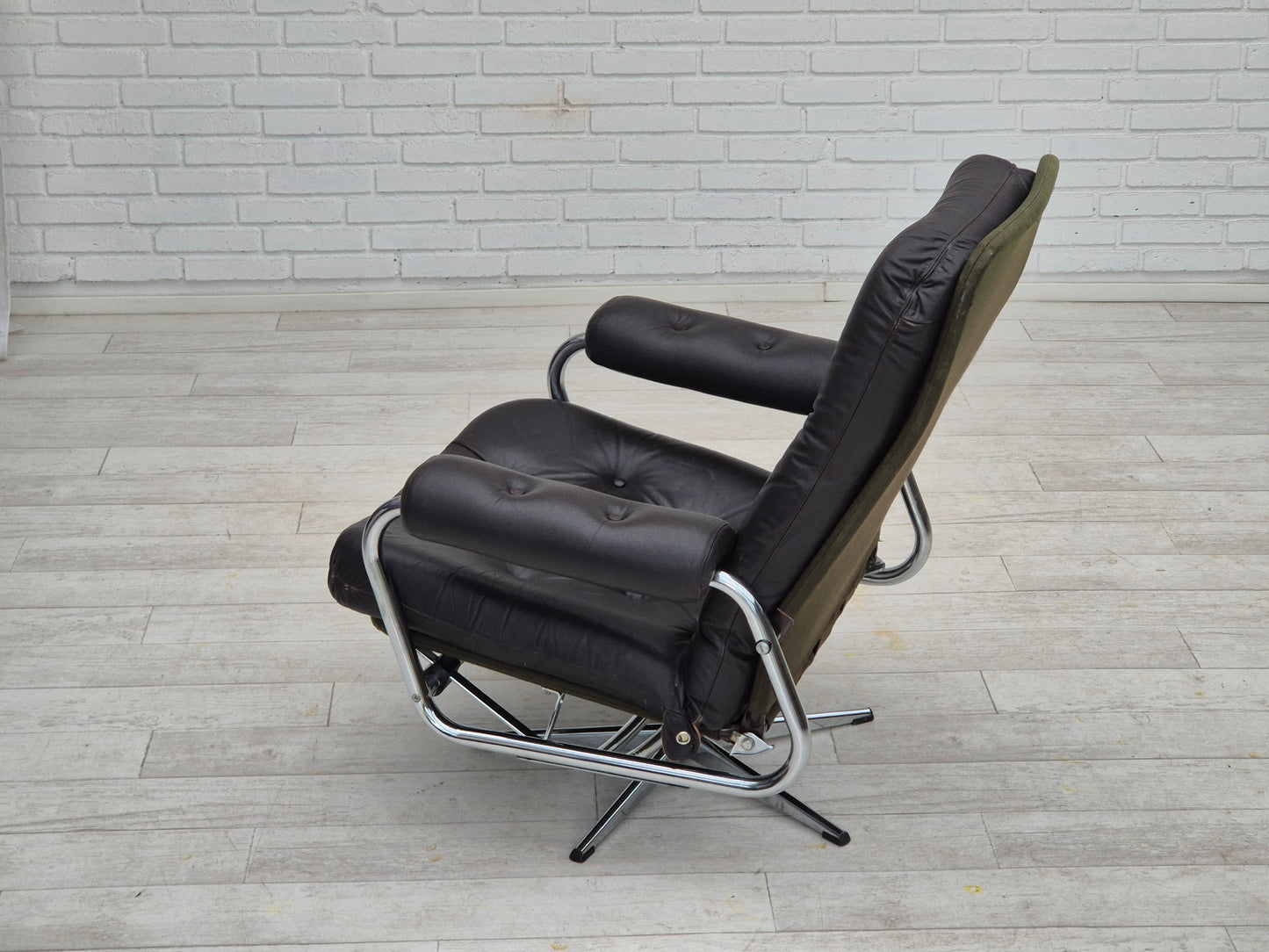 1970s, Danish swivel chair, original condition, leather, chrome steel.