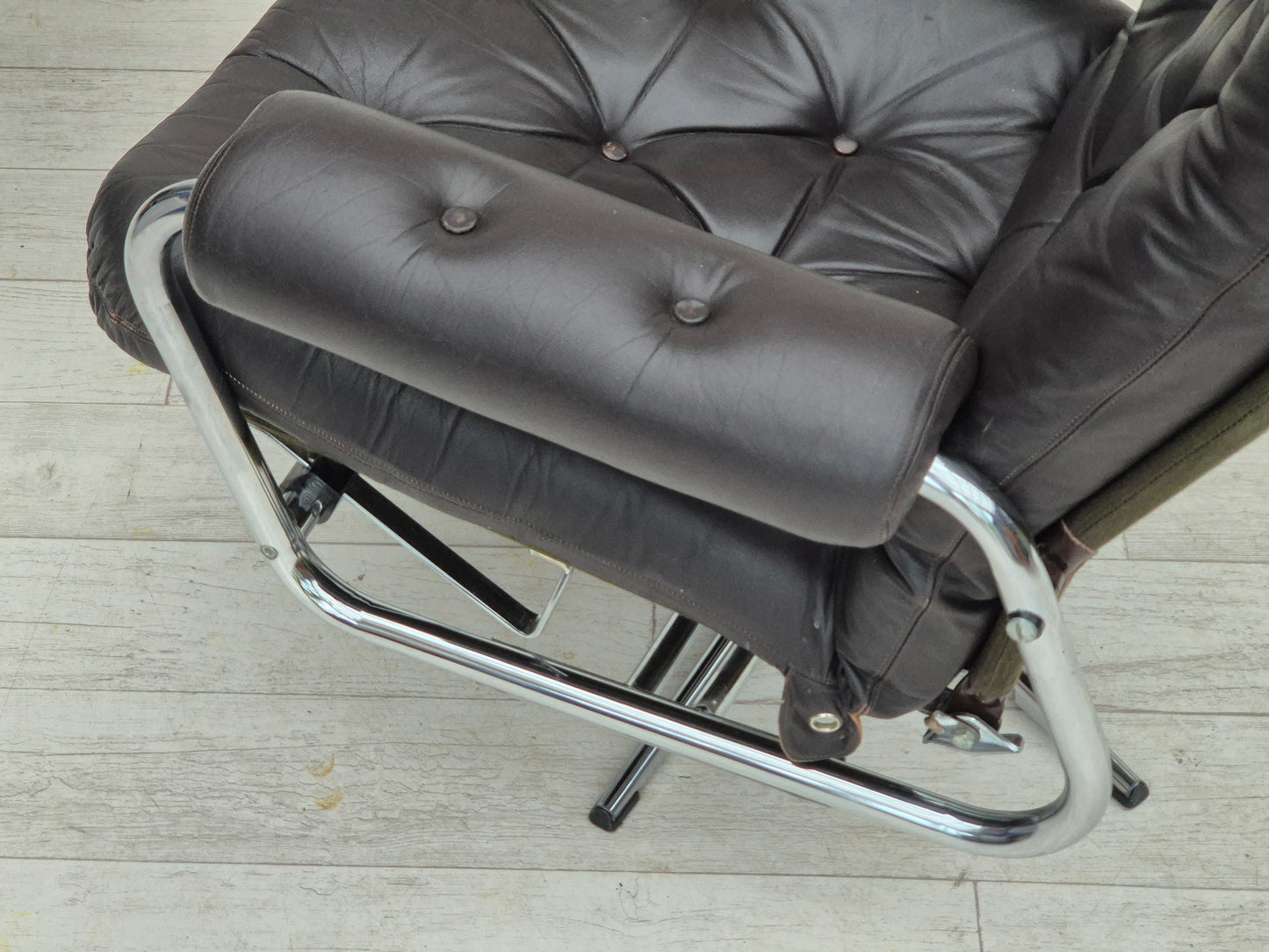 1970s, Danish swivel chair, original condition, leather, chrome steel.