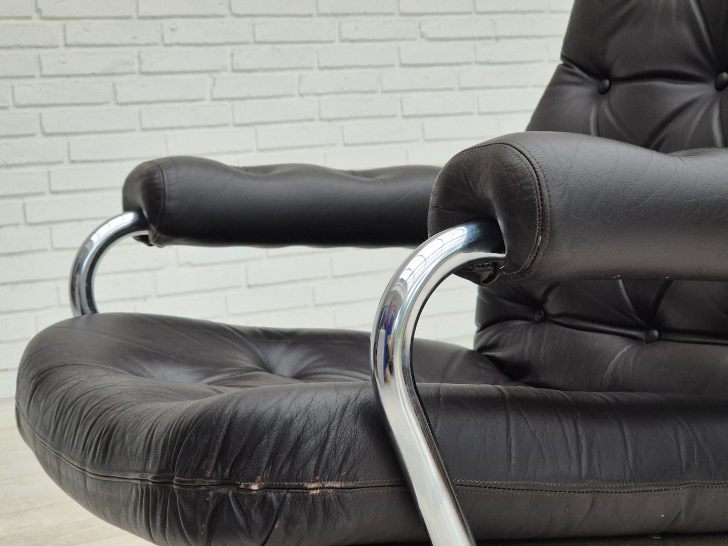 1970s, Danish swivel chair, original condition, leather, chrome steel.