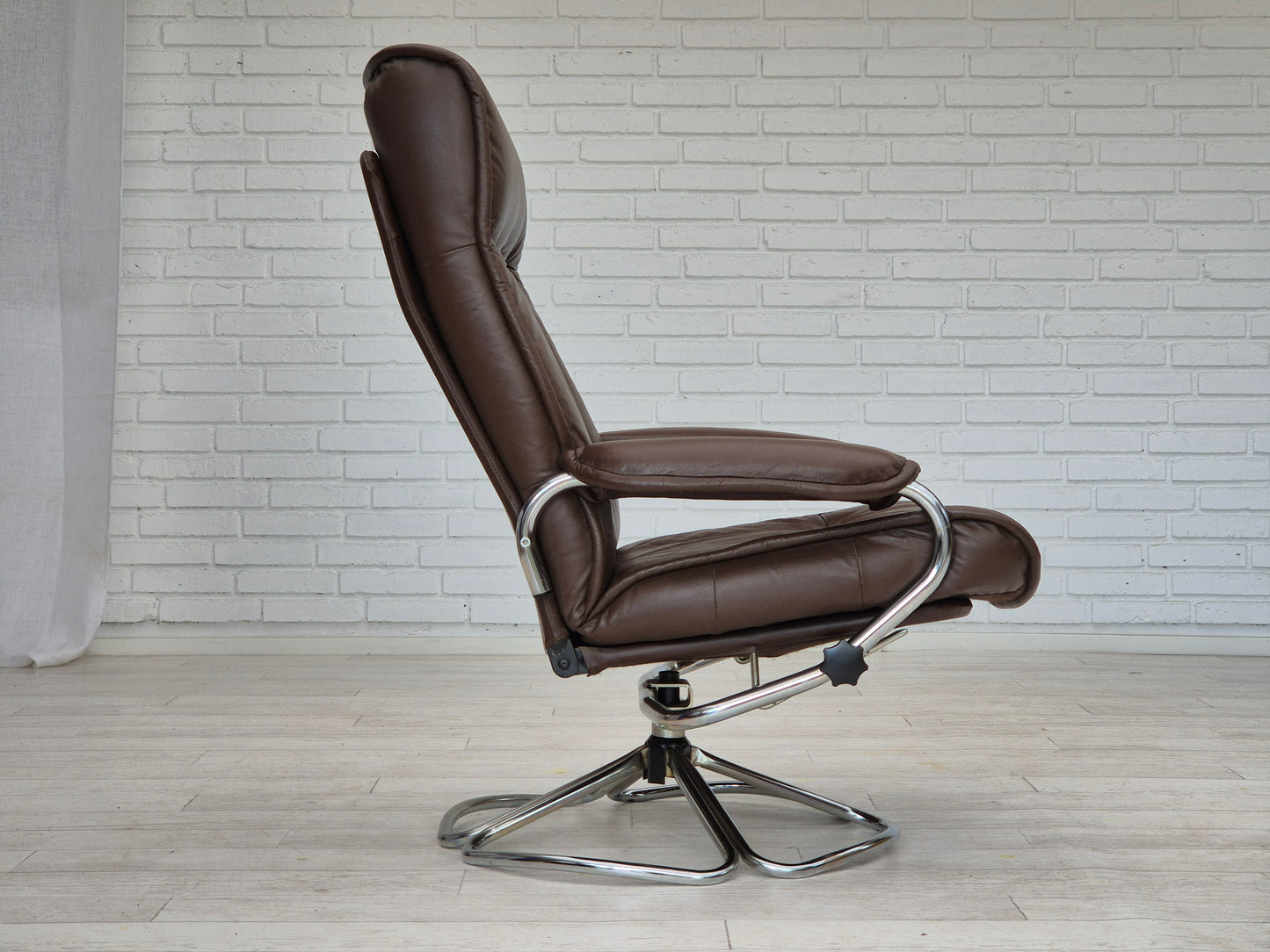 1970s, Danish swivel chair, original condition, leather, chrome steel.