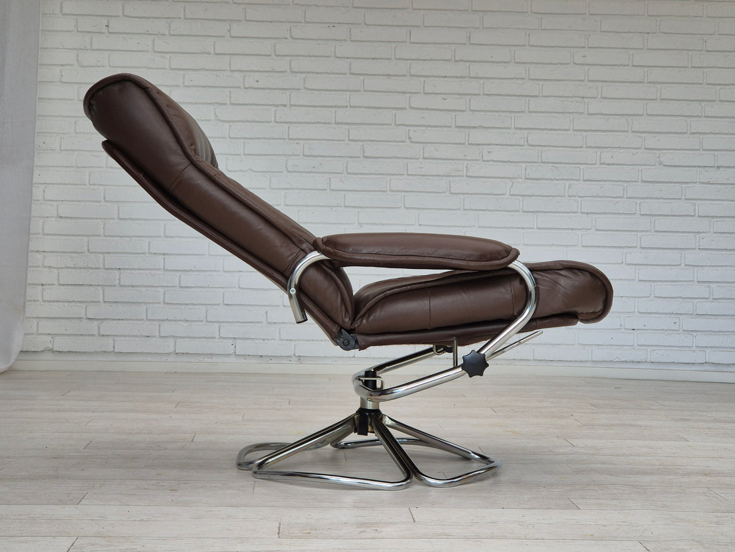 1970s, Danish swivel chair, original condition, leather, chrome steel.