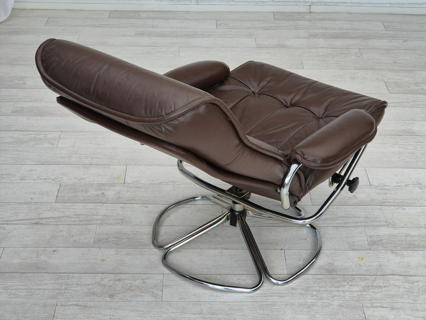 1970s, Danish swivel chair, original condition, leather, chrome steel.