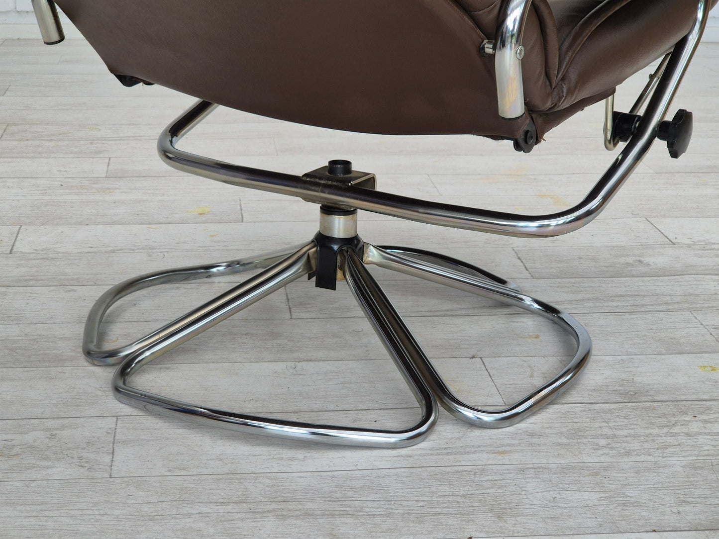 1970s, Danish swivel chair, original condition, leather, chrome steel.