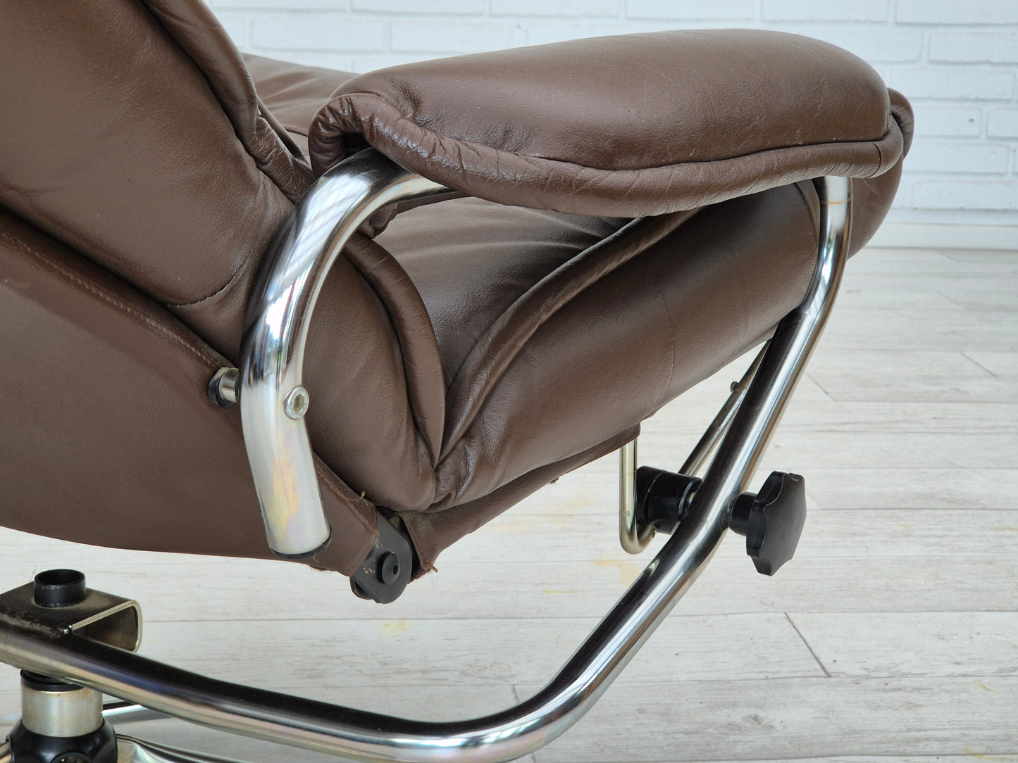 1970s, Danish swivel chair, original condition, leather, chrome steel.