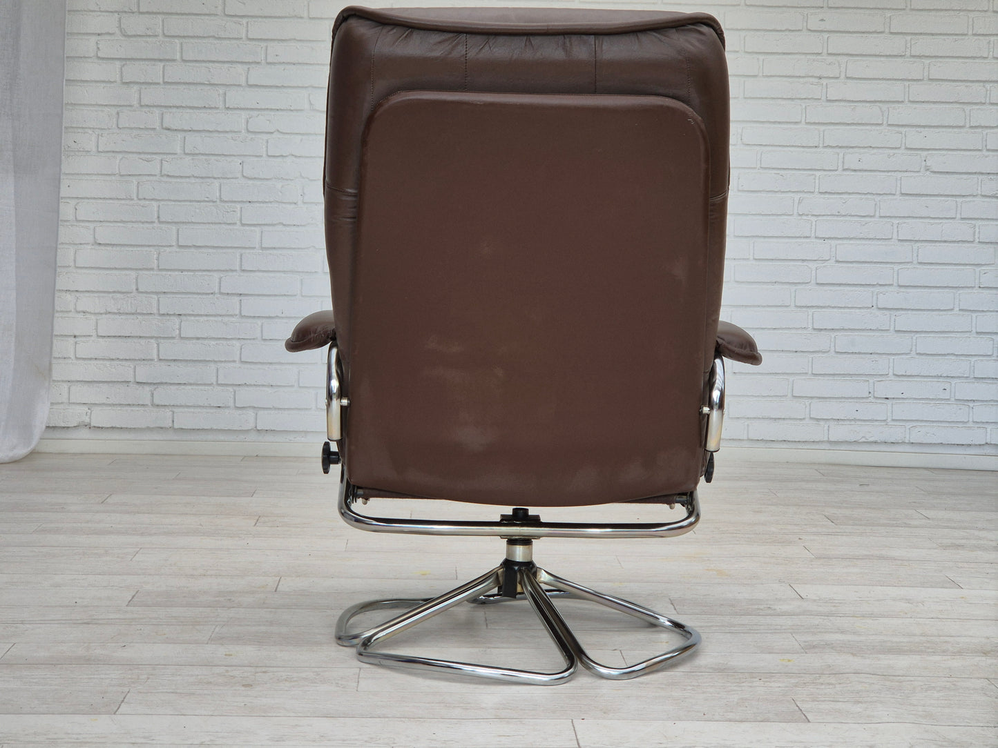 1970s, Danish swivel chair, original condition, leather, chrome steel.