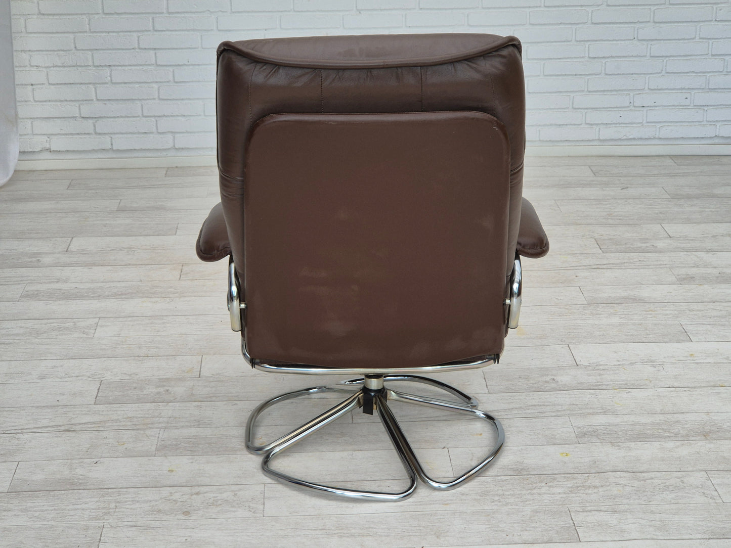 1970s, Danish swivel chair, original condition, leather, chrome steel.