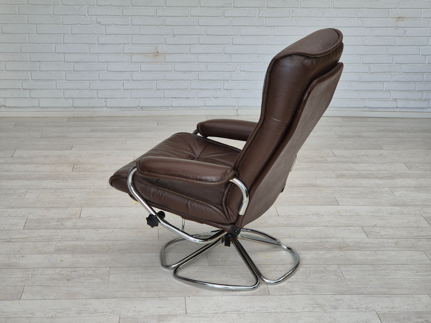 1970s, Danish swivel chair, original condition, leather, chrome steel.