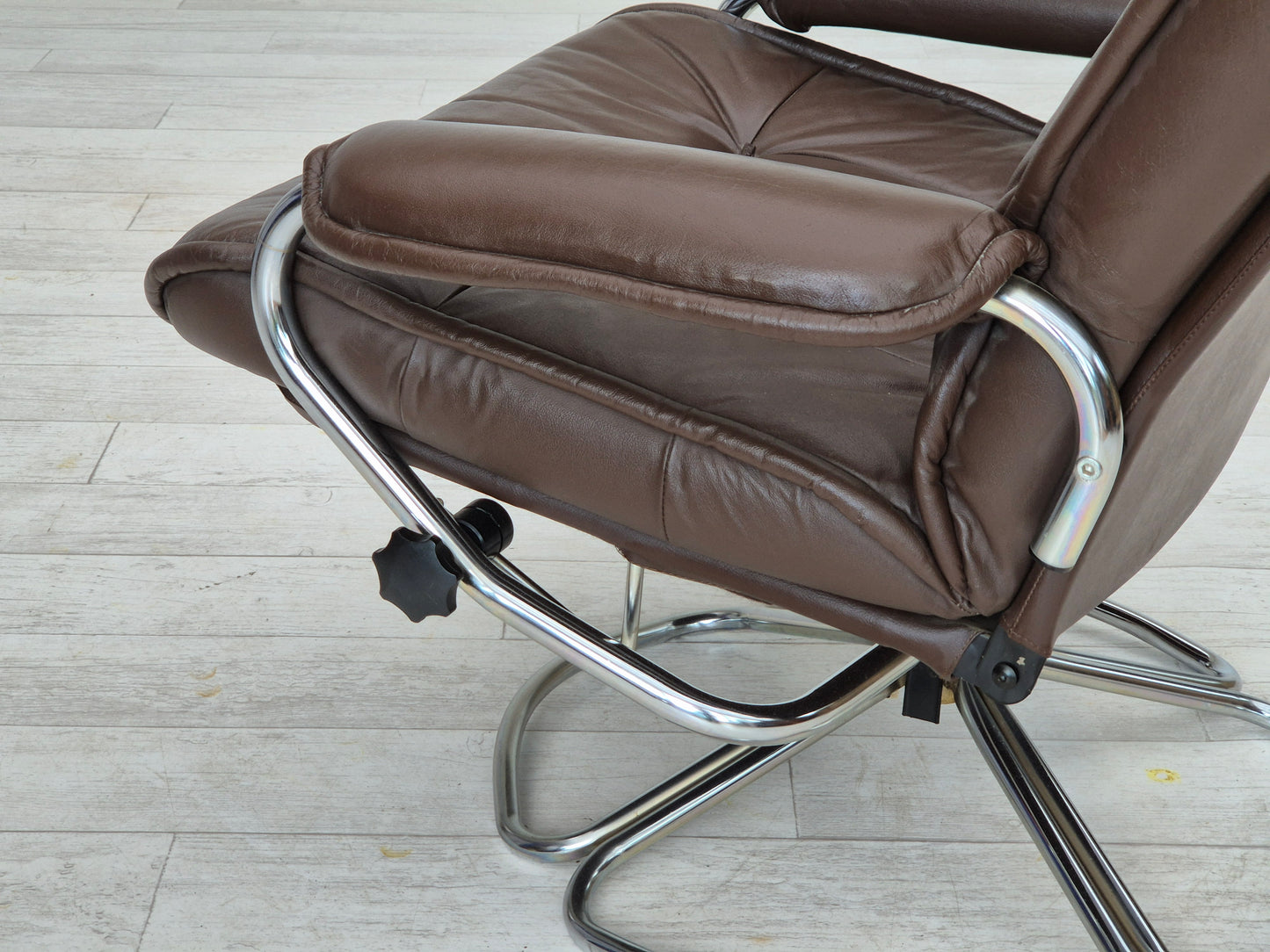 1970s, Danish swivel chair, original condition, leather, chrome steel.