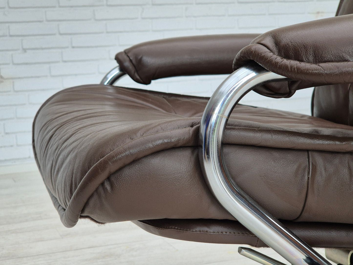 1970s, Danish swivel chair, original condition, leather, chrome steel.