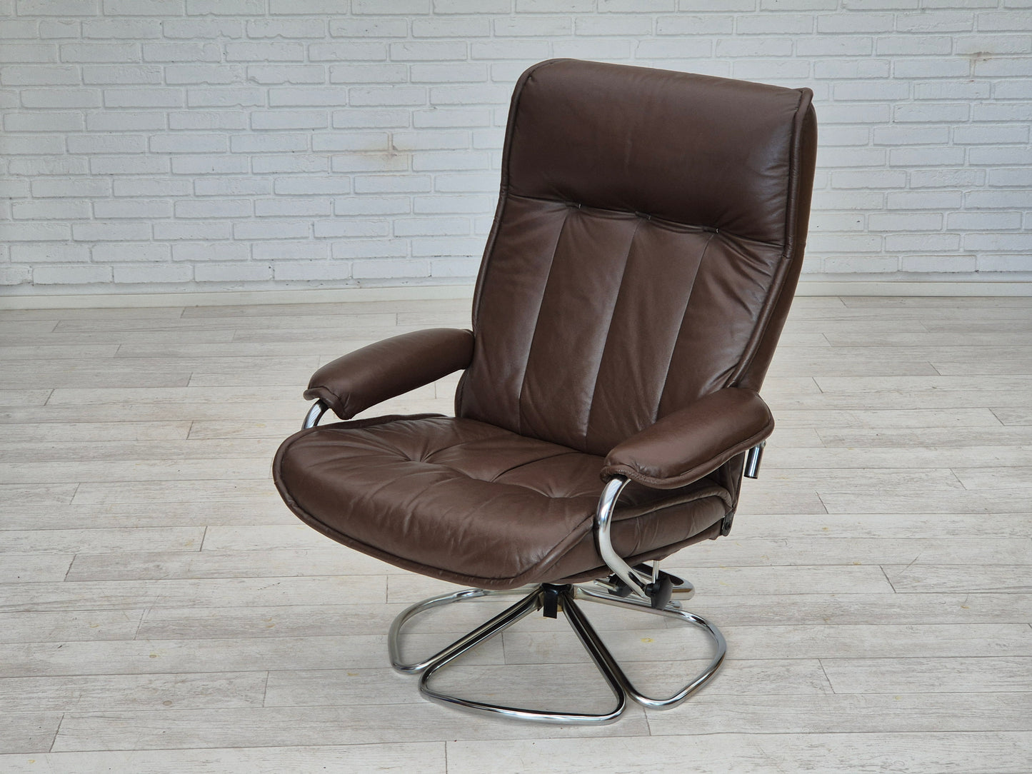 1970s, Danish swivel chair, original condition, leather, chrome steel.