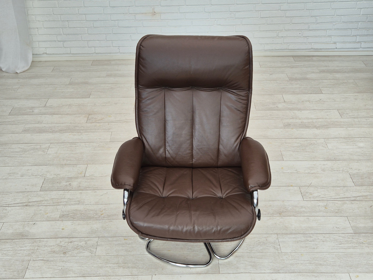 1970s, Danish swivel chair, original condition, leather, chrome steel.