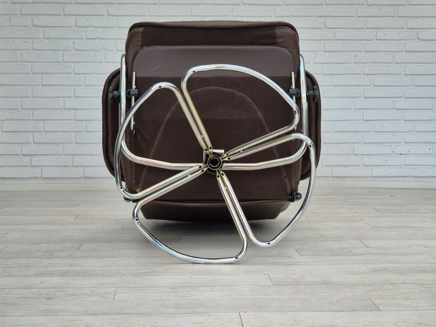 1970s, Danish swivel chair, original condition, leather, chrome steel.