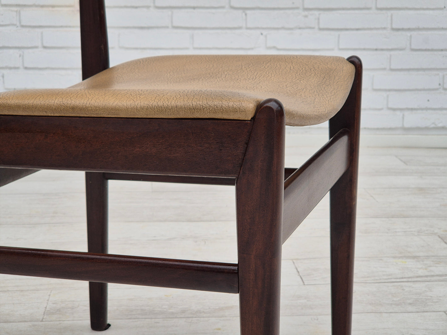 1970s, set of 5 Danish dinning chairs, original condition, teak wood, leather.