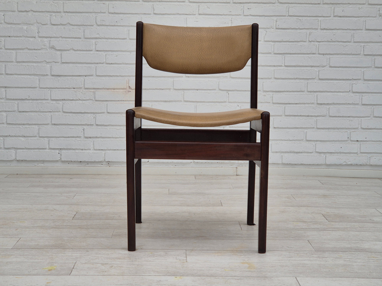 1970s, set of 5 Danish dinning chairs, original condition, teak wood, leather.