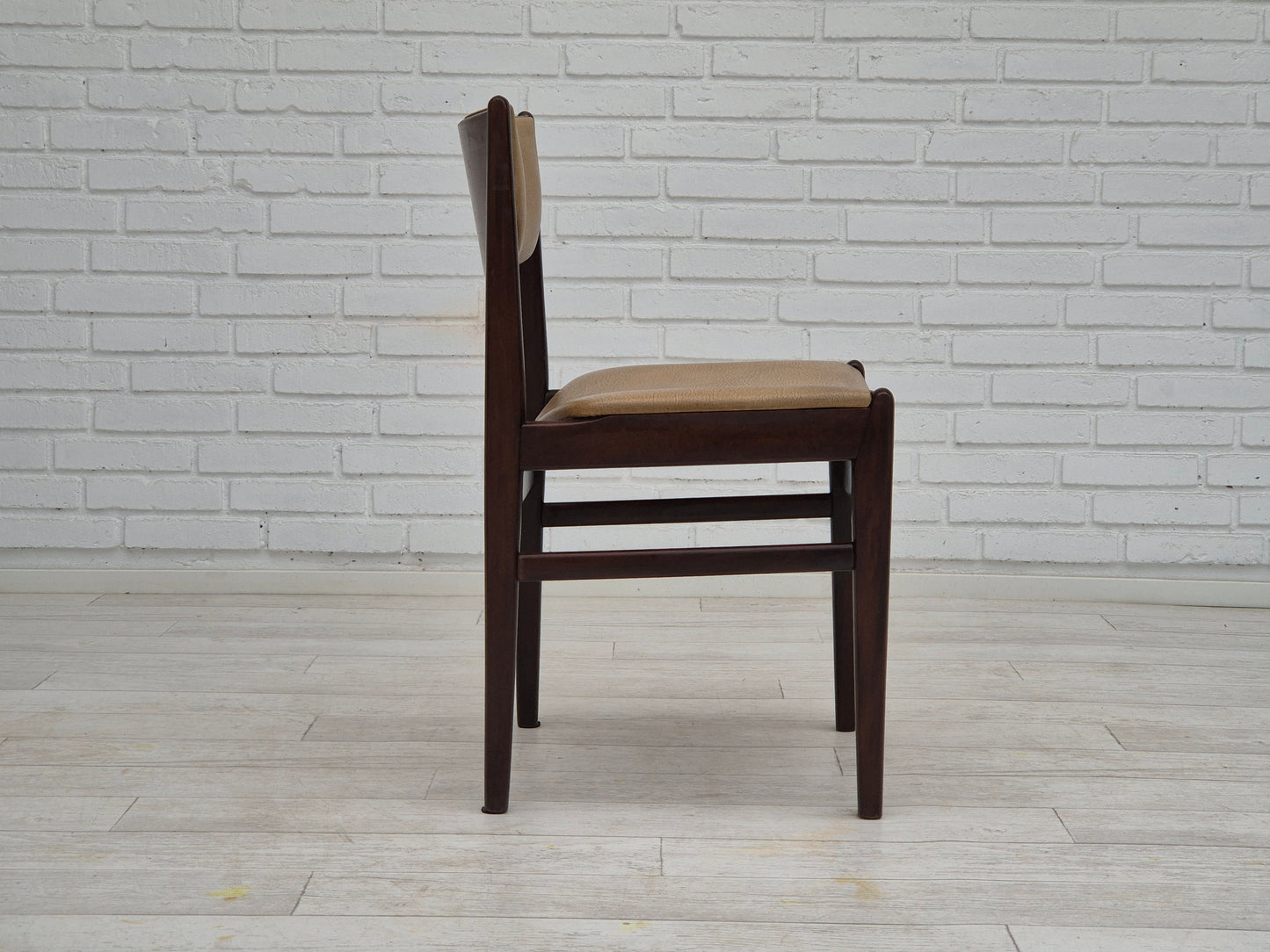 1970s, set of 5 Danish dinning chairs, original condition, teak wood, leather.