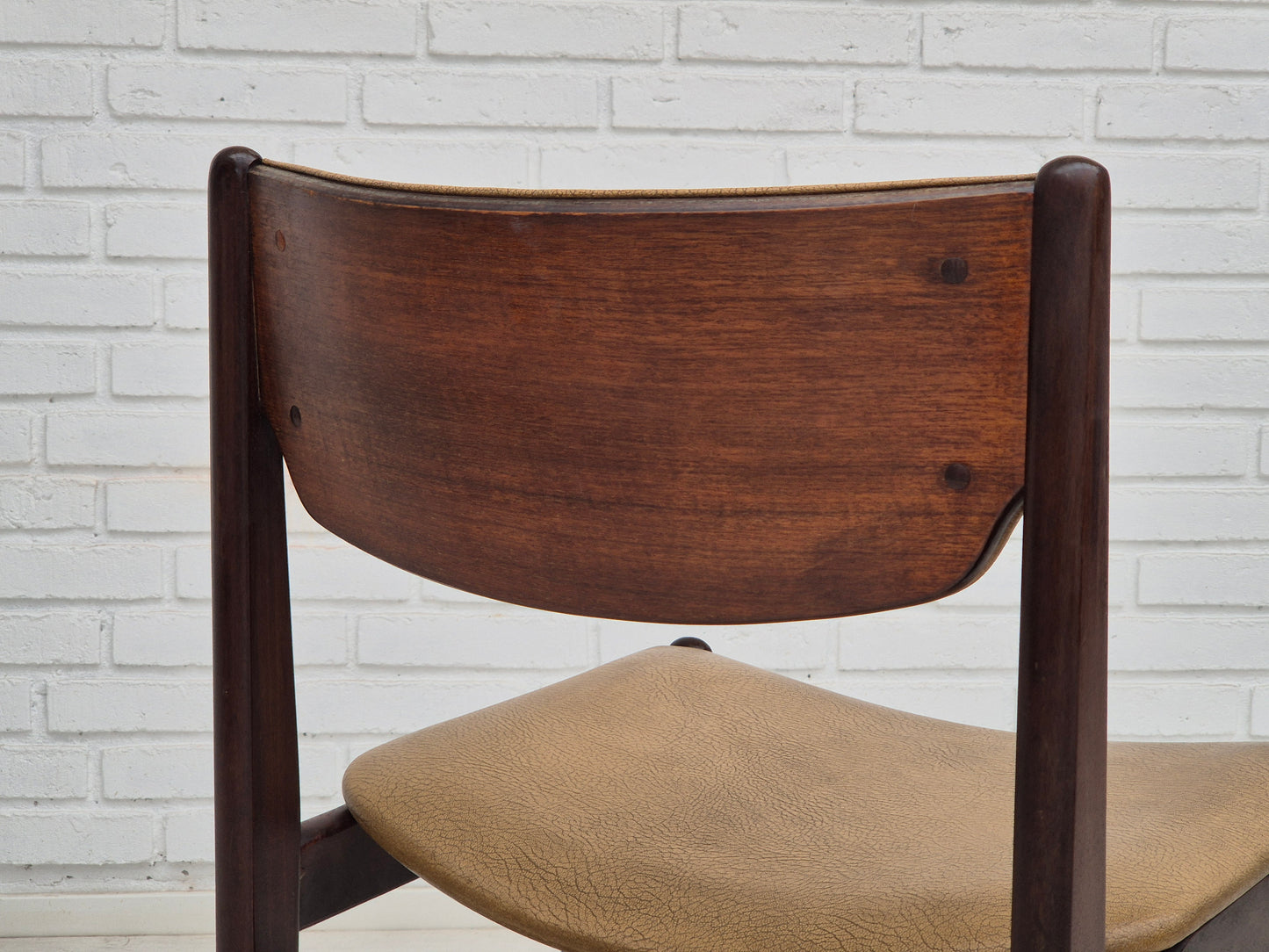 1970s, set of 5 Danish dinning chairs, original condition, teak wood, leather.