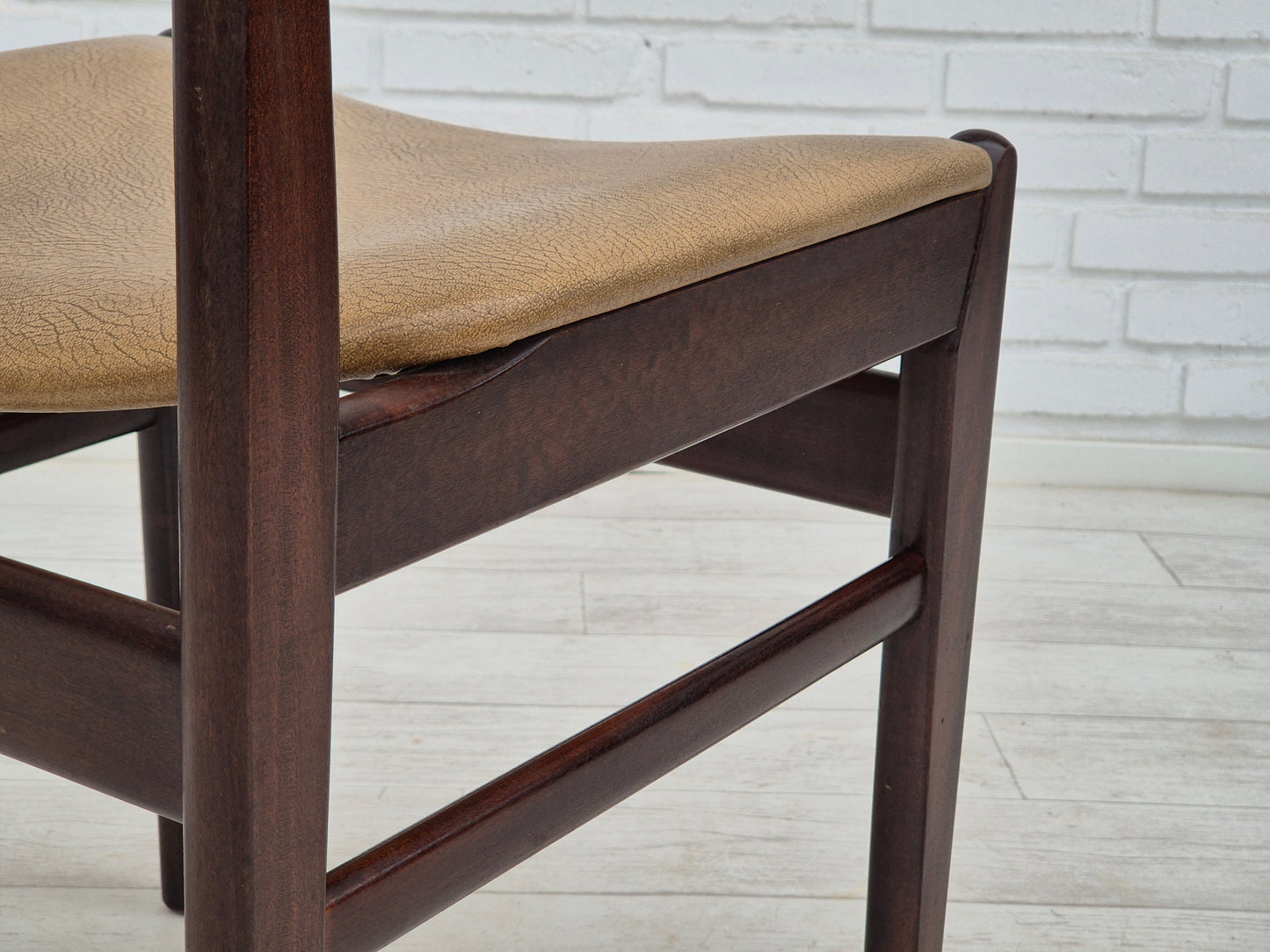 1970s, set of 5 Danish dinning chairs, original condition, teak wood, leather.