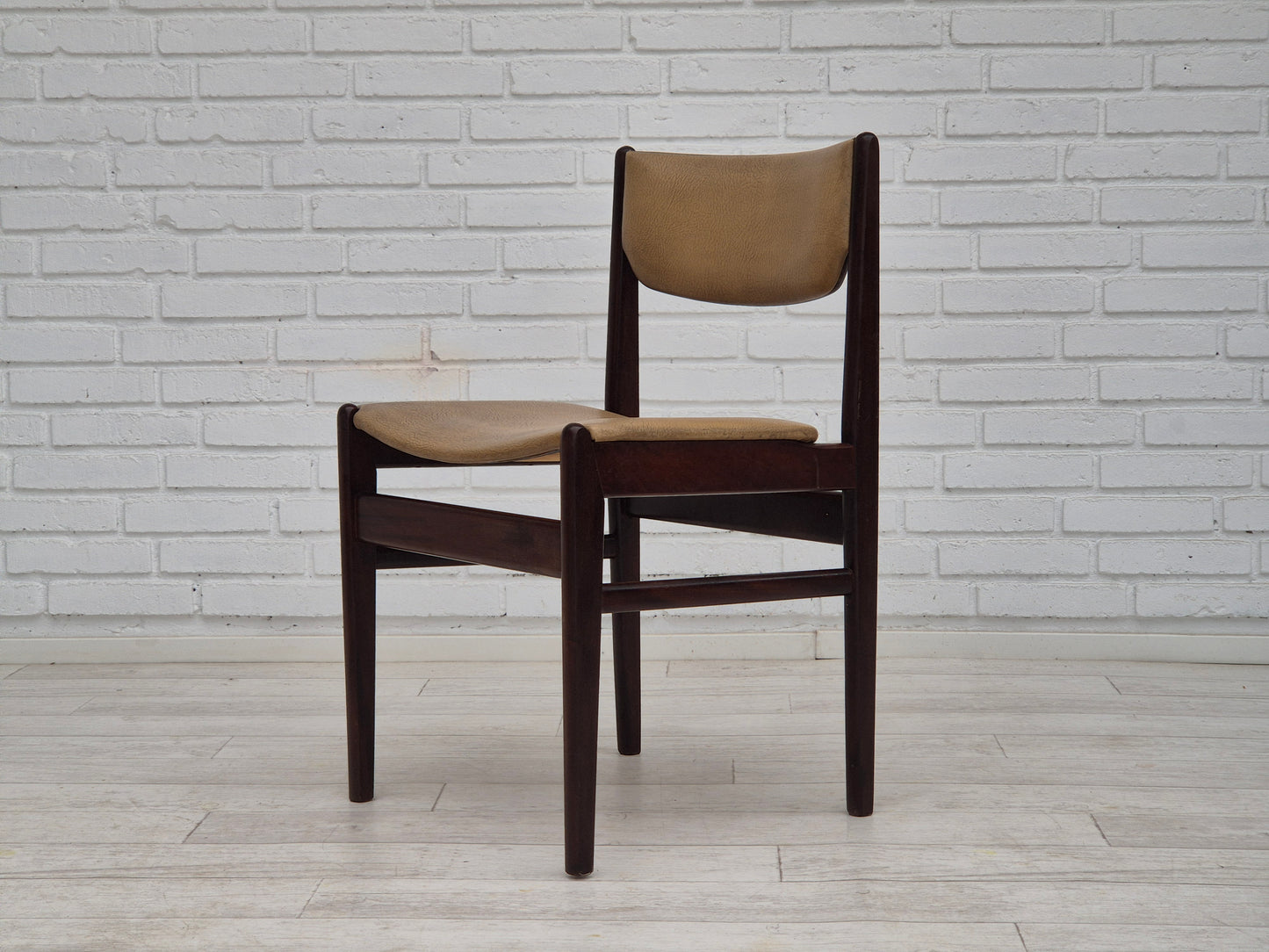 1970s, set of 5 Danish dinning chairs, original condition, teak wood, leather.