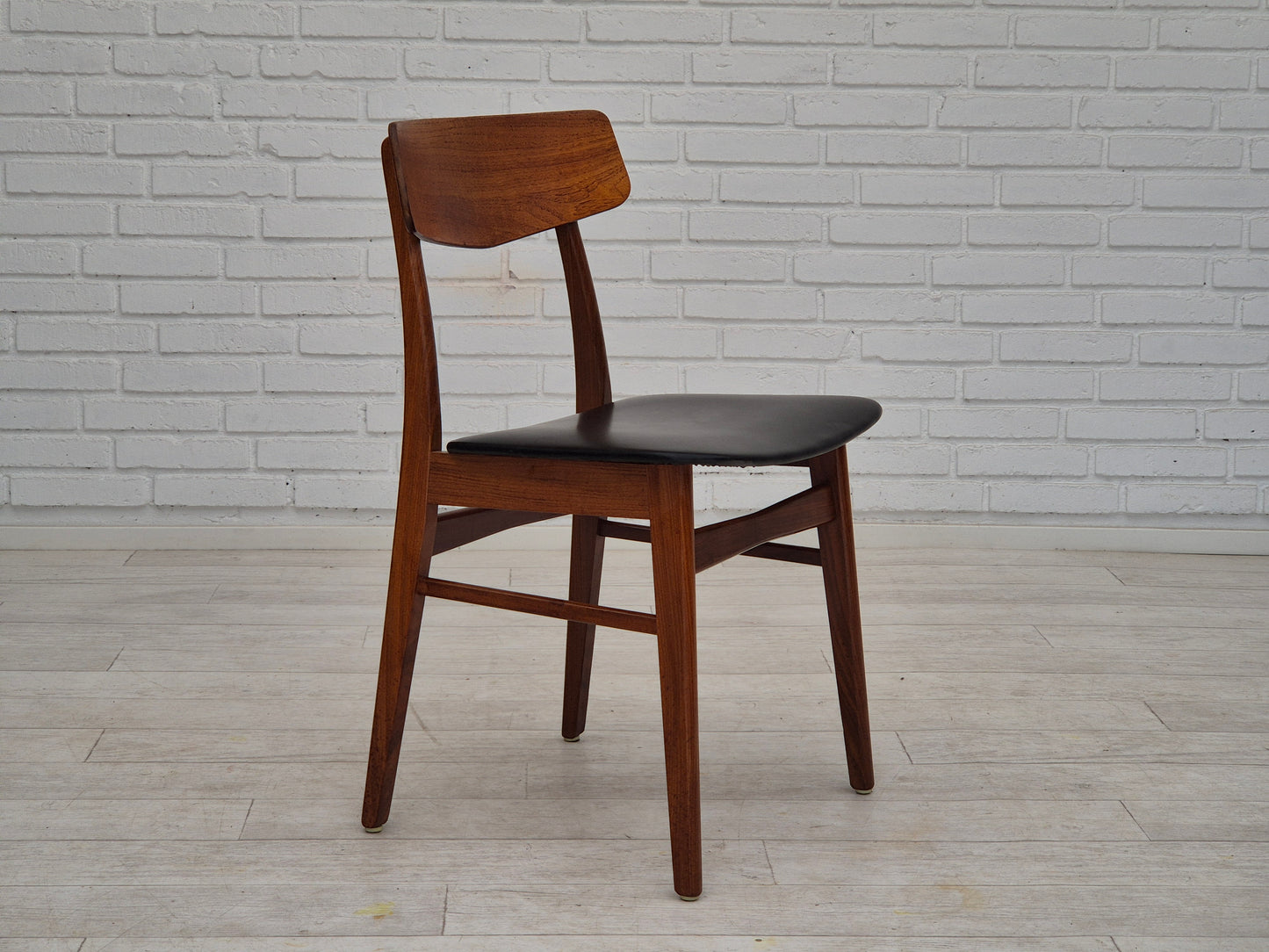 1970s, set of 8 Danish dinning chairs, solid teak wood, original condition.