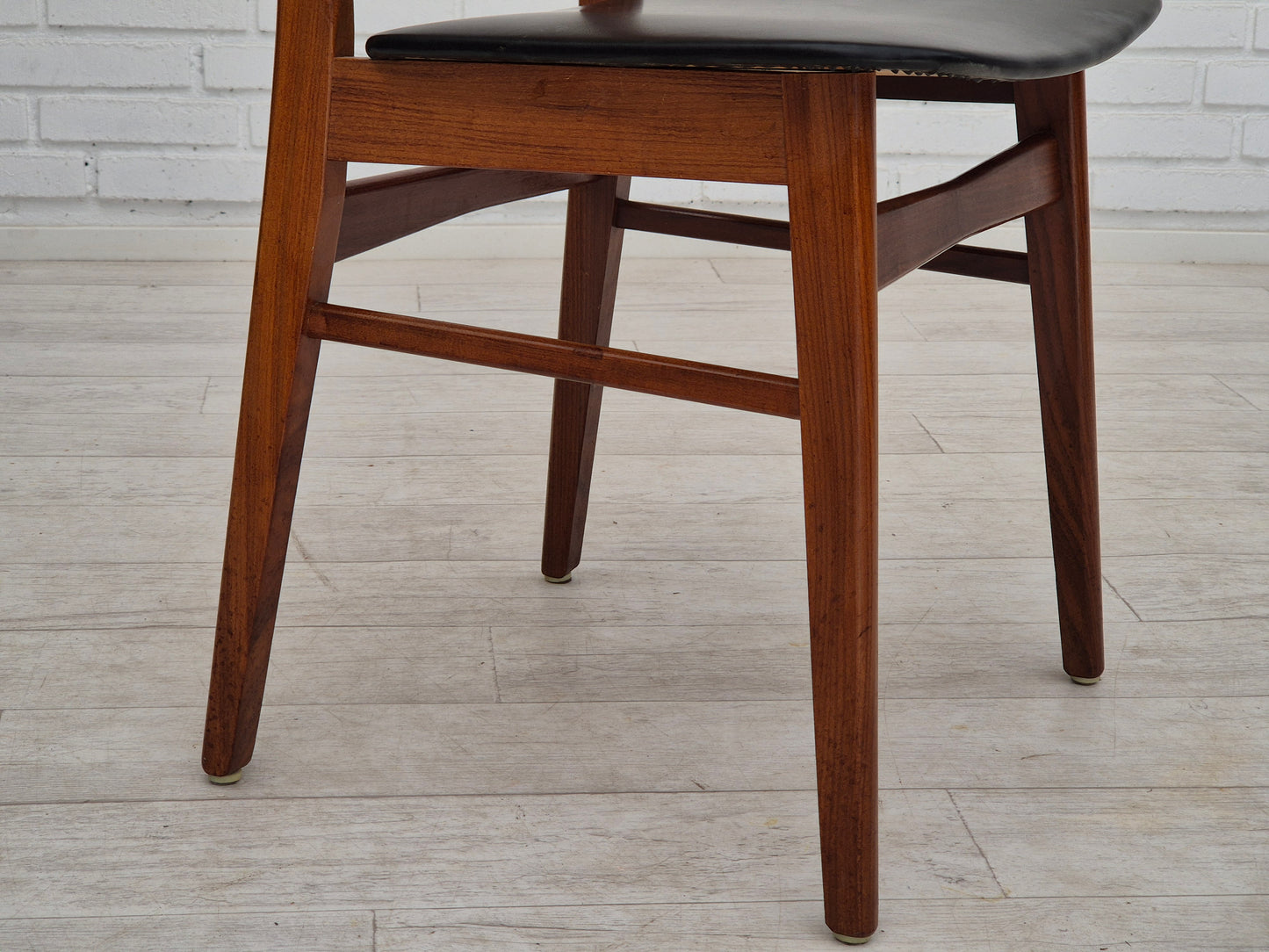 1970s, set of 8 Danish dinning chairs, solid teak wood, original condition.