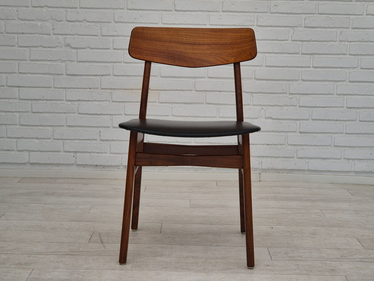 1970s, set of 8 Danish dinning chairs, solid teak wood, original condition.