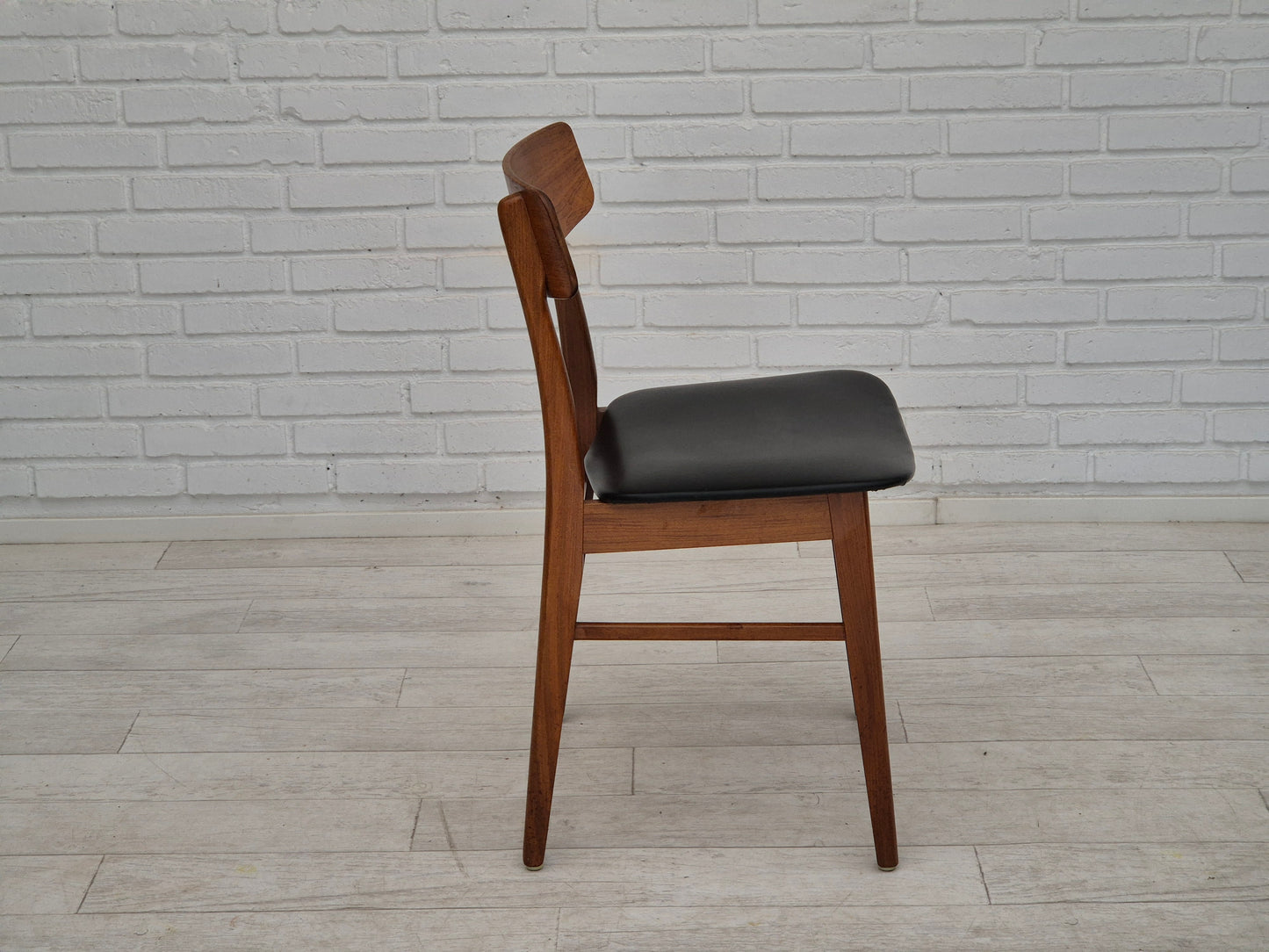 1970s, set of 8 Danish dinning chairs, solid teak wood, original condition.