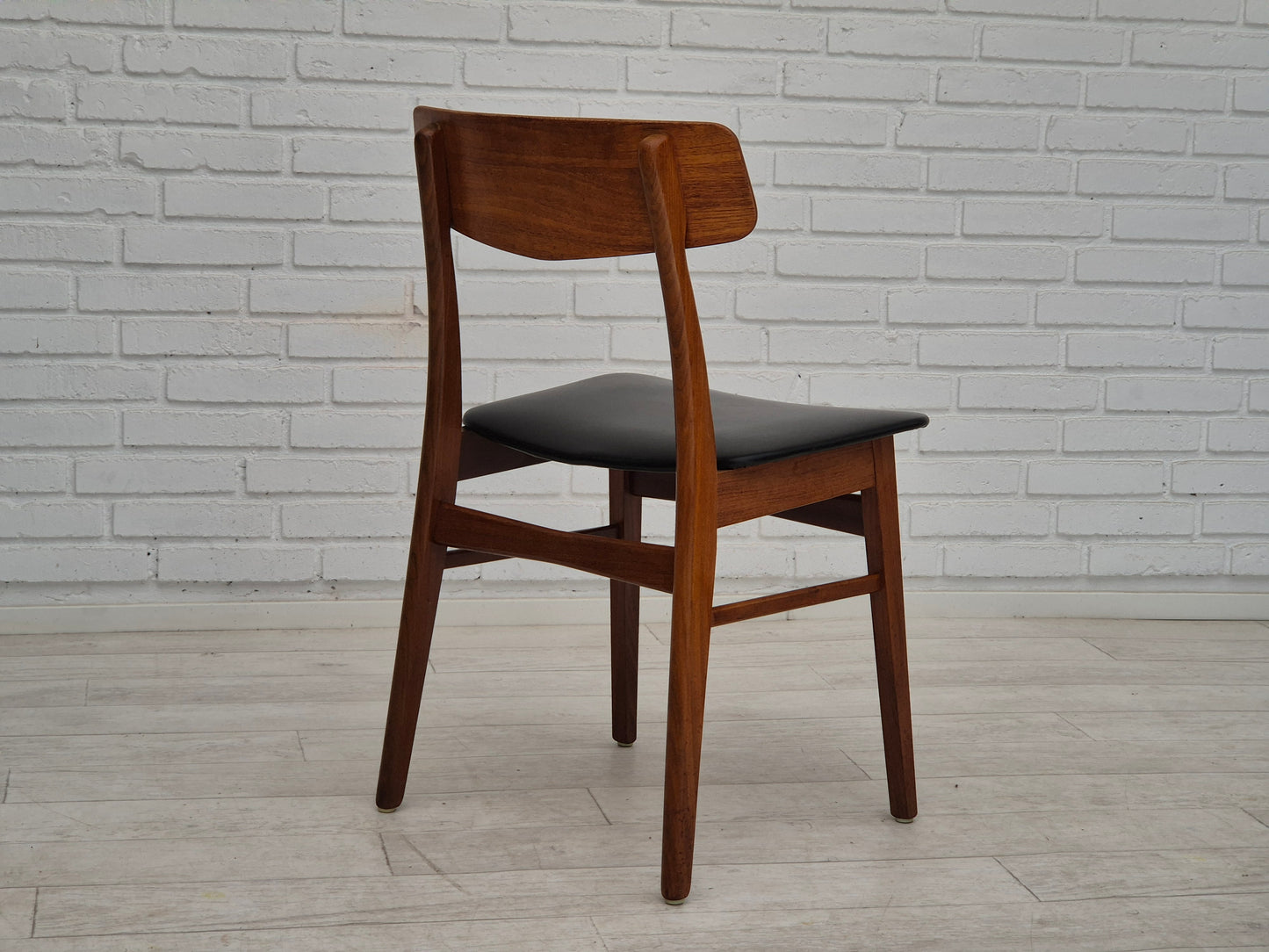 1970s, set of 8 Danish dinning chairs, solid teak wood, original condition.