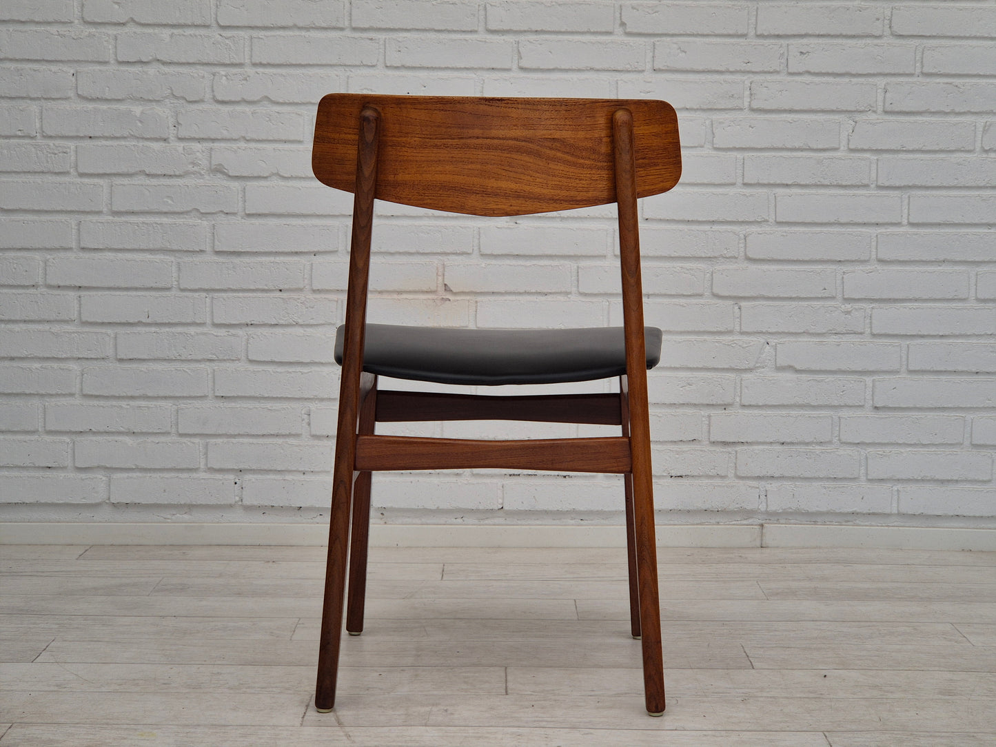 1970s, set of 8 Danish dinning chairs, solid teak wood, original condition.