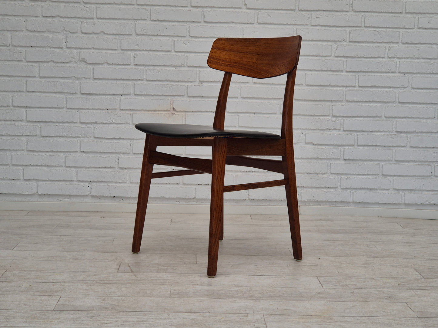 1970s, set of 8 Danish dinning chairs, solid teak wood, original condition.