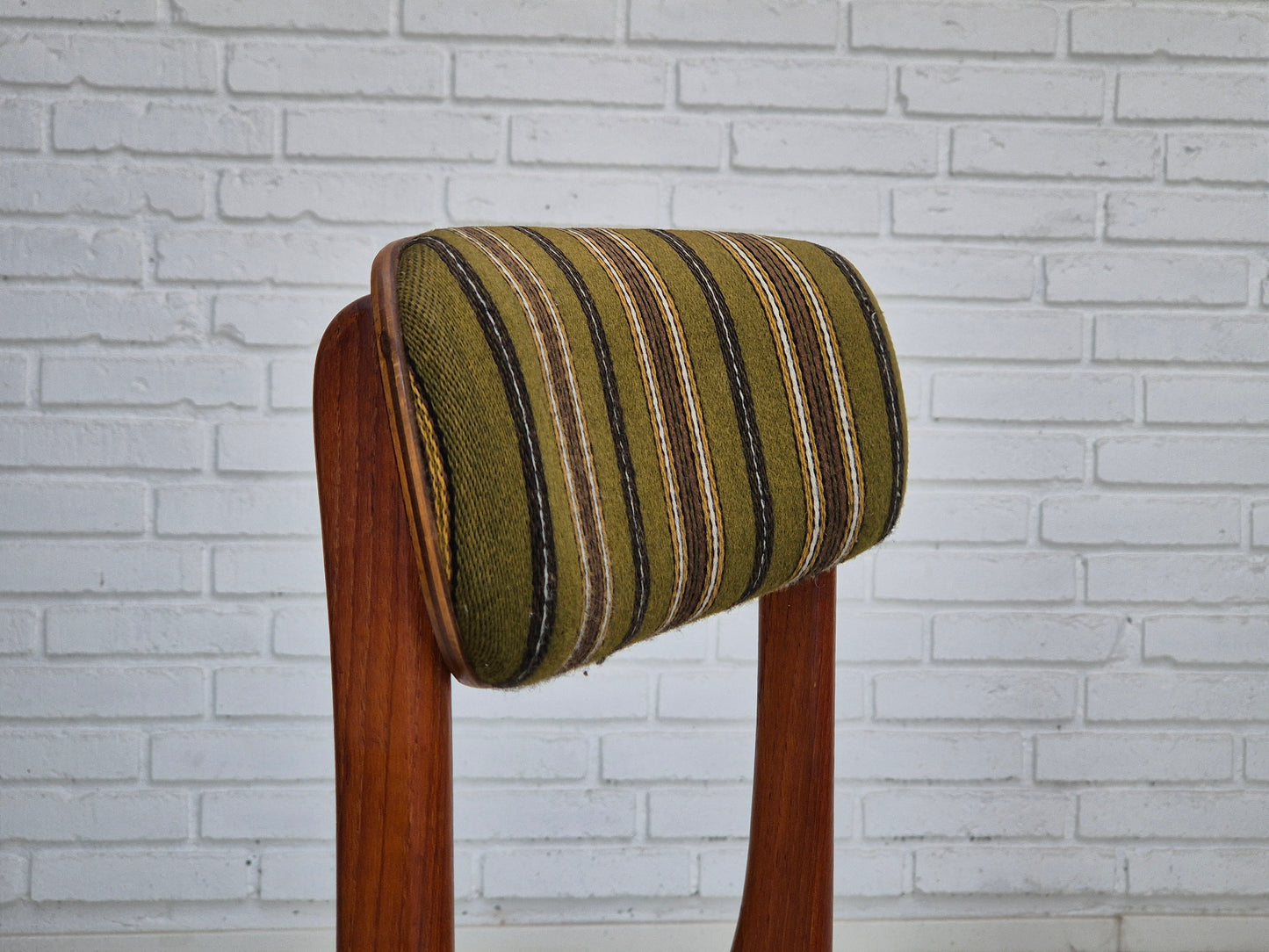 1960s, set of 4 Danish dinning chairs, solid teak wood, original condition.