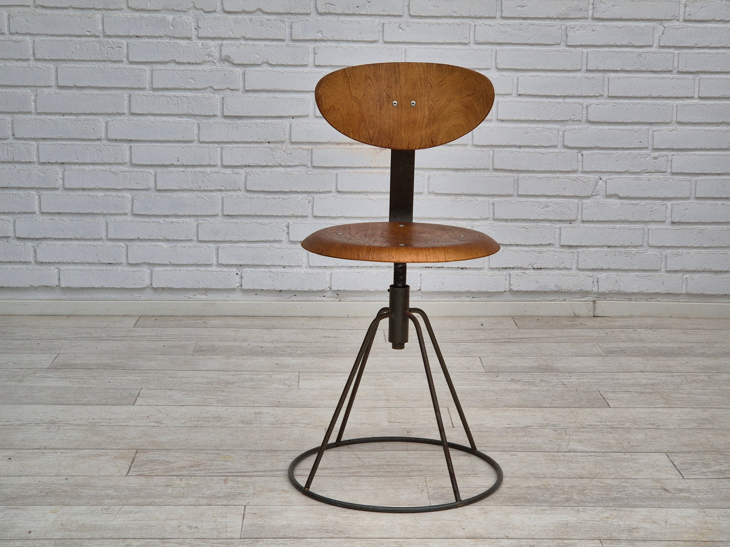 1960s, Swedish swivel chair, original condition, bent plywood.