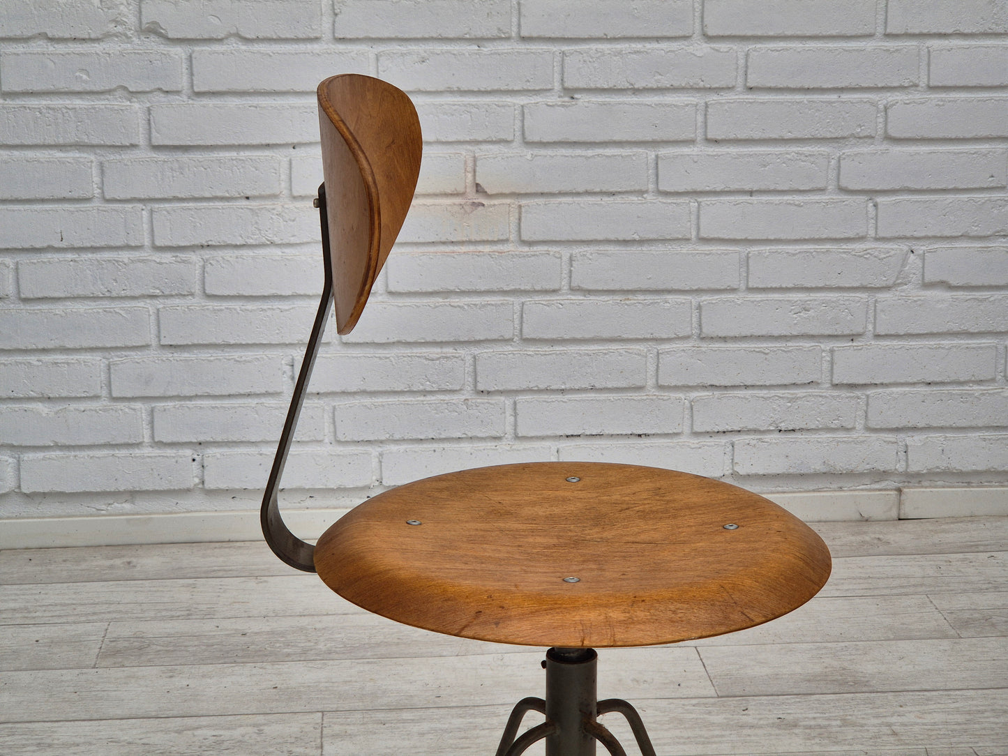 1960s, Swedish swivel chair, original condition, bent plywood.