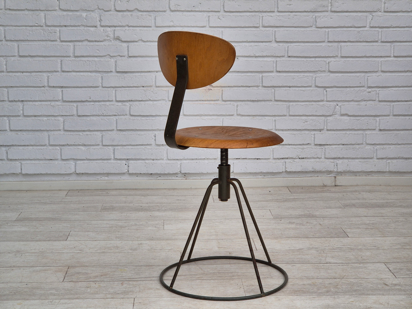 1960s, Swedish swivel chair, original condition, bent plywood.