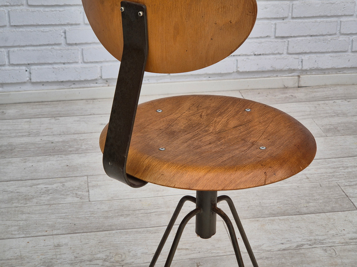 1960s, Swedish swivel chair, original condition, bent plywood.