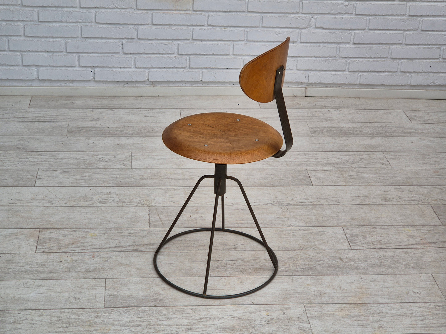 1960s, Swedish swivel chair, original condition, bent plywood.